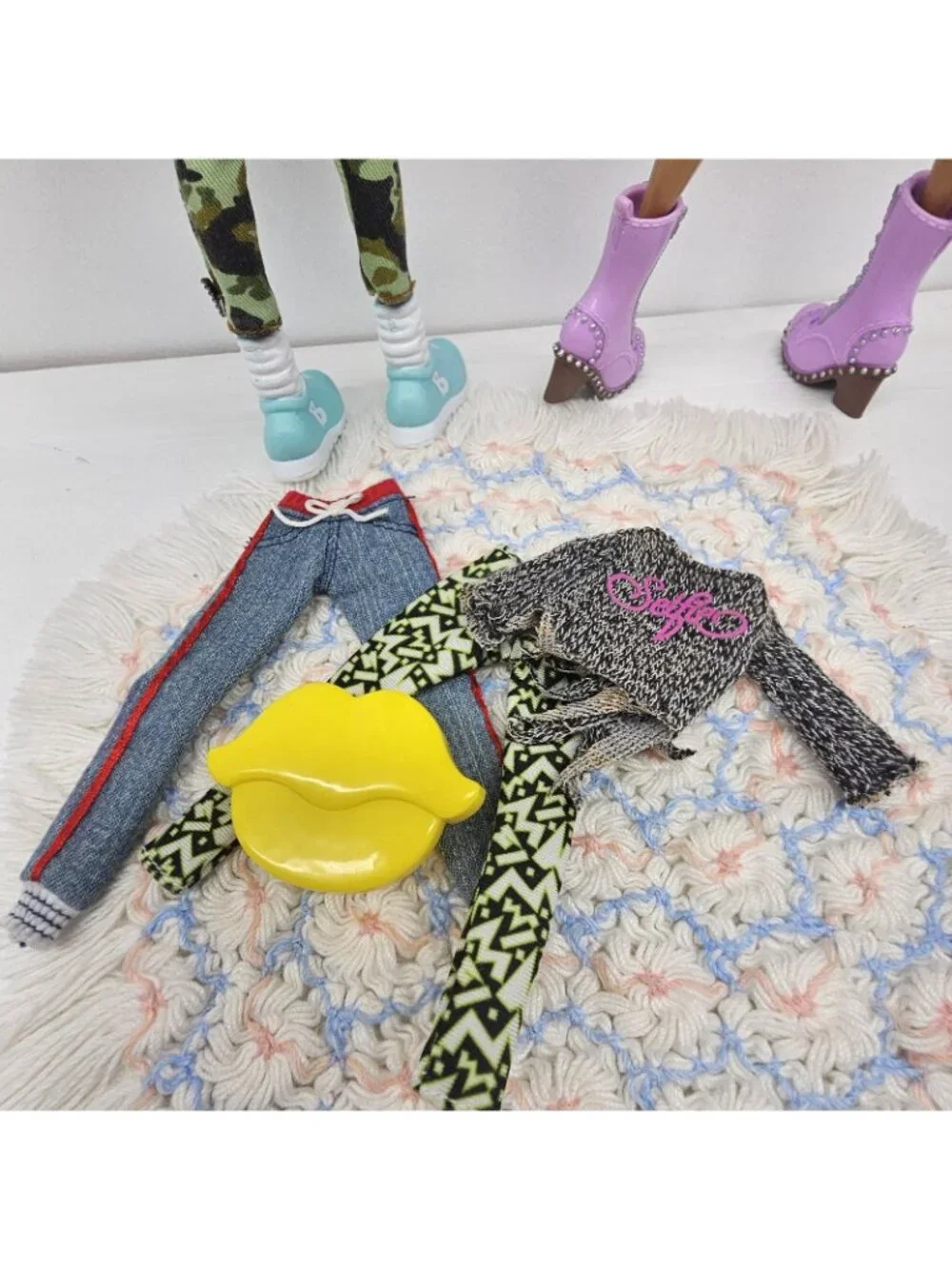 Bratz 2015 Relaunch Doll Lot SelfieSnaps Cloe Yasmin Clothes Shoes Lip Brush MGA